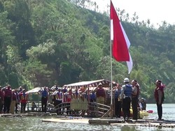 Polres Probolinggo Upacara HUT RI di Tengah Danau Ranu Agung