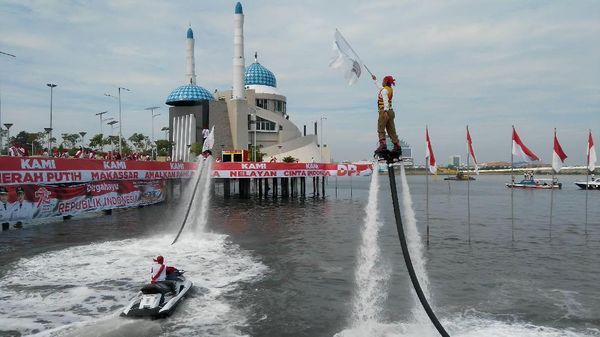 Foto: Keren! Merah Putih Dikibarkan Petugas Terbang di Pantai Losari