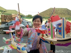 Penjual Mainan Bertema HUT Kemerdekaan RI Banjiri Palembang