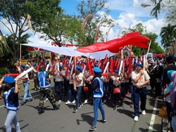 HUT ke-72 RI, Bendera Merah Putih Sepanjang 7 Km Diarak