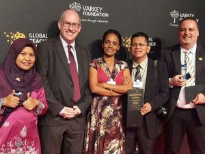 Mengajar dengan Hati Bawa Dayang Jadi Guru Terbaik Dunia