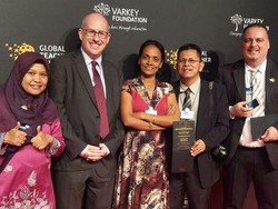 Mengajar dengan Hati Bawa Dayang Jadi Guru Terbaik Dunia