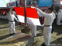 Saat Ratusan Pedagang Pasar di Wonosobo Gelar Upacara HUT RI