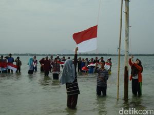 Puluhan Pemuda di Rembang Gelar Upacara Bendera di Laut