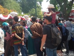 Turis Asing Serius Saksikan Upacara HUT RI di Gedung Agung Yogya