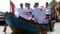 Seru! Upacara Bendera di Tengah Laguna