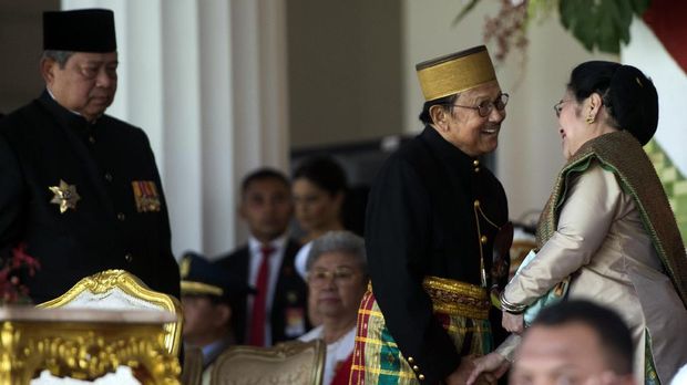 Mantan Presiden Megawati Soekarnoputri (kanan) berjabat tangan dengan mantan Presiden BJ Habibie (kedua kanan) dengan disaksikan mantan Presiden Susilo Bambang Yudhoyono (kiri) dalam upacara peringatan detik-detik proklamasi kemerdekaan RI di Istana Merdeka, Jakarta, Kamis (17/8). HUT ke-72 RI mengusung tema Indonesia Kerja Bersama. ANTARA FOTO/Rosa Panggabean/17.