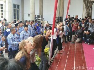 Seru! Bule-bule Ini Ikut Lomba Makan Kerupuk di Semarang