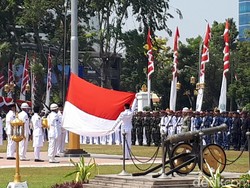 Pakde Karwo Pimpin Upacara HUT ke 72 RI di Grahadi
