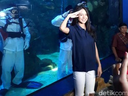 Ketakutan Aurelie Moeremans Saat Kibarkan Merah Putih di Bawah Air