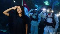 Keren! Aurelie Moeremans Kibarkan Merah Putih di Bawah Air