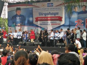 Hibur Warga Cikeas, SBY Nyanyi Rumah Kita Hibur Warga Cikeas, SBY Nyanyi Rumah Kita