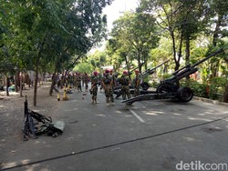Dentuman Meriam Howitzer Sambut HUT ke 72 RI di Surabaya