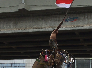 Seru! Tradisi Lomba Panjat Pinang dan Gebuk Guling di Kalimalang