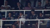 Sementara itu di tribun stadion tampak Cristiano Ronaldo menyaksikan pertandingan bersama keluarga. Ronaldo tak bisa bermain karena hukuman skors lima laga. (Foto: Sergio Perez/REUTERS)