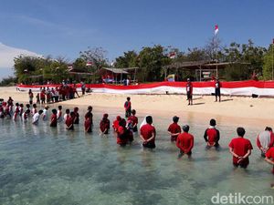 Warga Banyuwangi Gelar Upacara HUT RI di Pulau Tak Berpenghuni