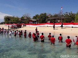 Warga Banyuwangi Gelar Upacara HUT RI di Pulau Tak Berpenghuni