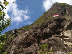 20 Tahun  Kibarkan Bendera Raksasa di Tebing Tertinggi se-Jatim