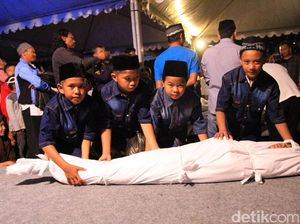 Hukum Mencium Jenazah dalam Islam, Bolehkah? Hukum Mencium Jenazah dalam Islam, Bolehkah?