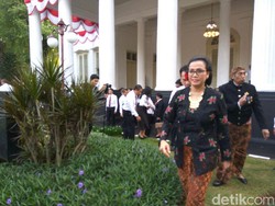 Cantiknya Sri Mulyani Berkebaya Pimpin Upacara HUT RI di Kemenkeu