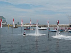 Upacara di Pantai Losari, Merah Putih Dikibarkan di Atas Laut