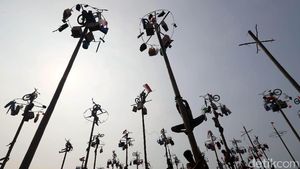 Foto : Lomba Panjat Pinang Simbol Kemeriahan HUT RI