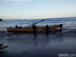 Perahu Tim Evakuasi Cek Bangkai Paus di Trenggalek Hanya Terhempas
