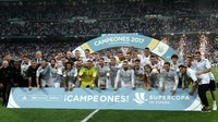 Trofi berikutnya diraih Madrid berkat keberhasilan mengalahkan rival abadi Barcelona dalam partai dua leg di pertengahan bulan Agustus. (Foto: Juan Medina/REUTERS)
