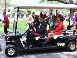 Momen Saat Pak Jokowi Jadi Sopir untuk Jusuf Kalla