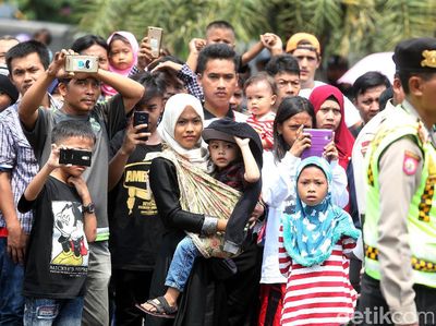 Warga Padati Monas Saksikan Upacara HUT RI