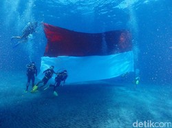 Kapolda Bali Kibarkan Bendera Merah Putih di Bawah Laut