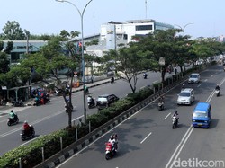 Awas! Banyak Ranjau di Trotoar Margonda