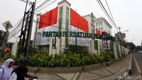 HUT RI, Kantor DPP PPP Dihiasi Bendera Merah Putih Raksasa