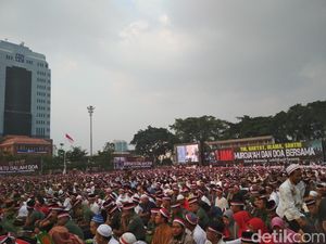 Saat Warga dan TNI Kompak Berdoa untuk Indonesia di Alun-alun Bandung