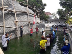 Unik, Warga Blitar Upacara HUT RI di Kolam Gurami