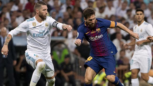 Real Madrid's defender Sergio Ramos (L) vies with Barcelona's Argentinian forward Lionel Messi during the second leg of the Spanish Supercup football match Real Madrid vs FC Barcelona at the Santiago Bernabeu stadium in Madrid, on August 16, 2017. / AFP PHOTO / CURTO DE LA TORRE