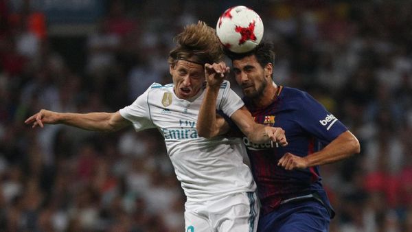 Madrid Angkat Trofi di Santiago Bernabeu Usai Redam Barcelona