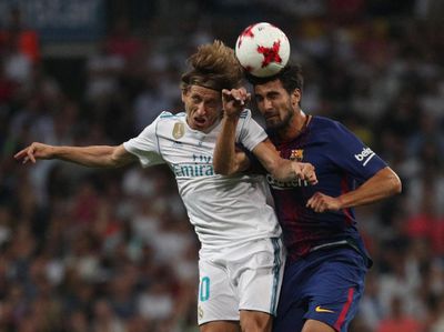 Madrid Angkat Trofi di Santiago Bernabeu Usai Redam Barcelona