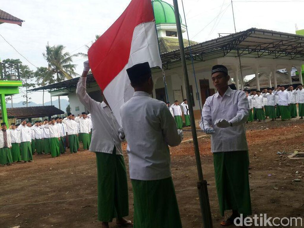 Bersarung, Ratusan Santri di Jember Upacara Kemerdekaan RI Bersarung, Ratusan Santri di Jember Upacara Kemerdekaan RI