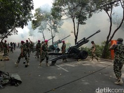 Dentuman Meriam di Langit Kota Surabaya Sambut Peringatan Proklamasi