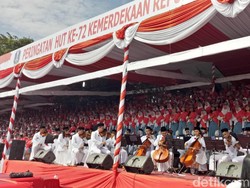 Paduan Suara Kolosal 1.000 Pelajar Meriahkan HUT RI di Grahadi