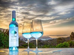 Wah, Wine Berwarna Pelangi yang Cantik Ini Dibuat dengan Bahan Alami!