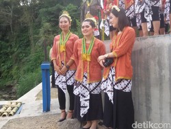 Berbaju Tradisional Jawa, WN Jepang Ikut Upacara di Sungai Sleman