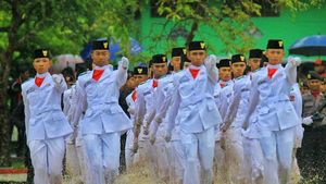 Merdeka! Semangat Paskibra Balikpapan Kibarkan Bendera Meski Becek