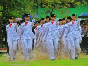 Merdeka! Semangat Paskibra Balikpapan Kibarkan Bendera Meski Becek