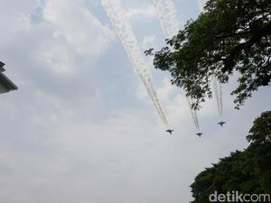 Jet Tempur Angkatan Udara Melintas di Atas Istana Merdeka