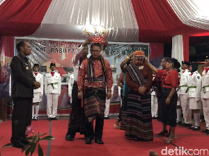 Warga Alor Tunjuk Menkominfo Sebagai Sesepuh