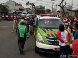 Tertabrak Kereta di Kebayoran Lama, Pemotor Dibawa ke RS Fatmawati