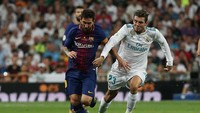 Berbekal keunggulan 3-1 di leg pertama, Madrid tampil percaya diri selepas kick-off. Tuan rumah melakukan pressing agresif dan membuat Barcelona kewalahan. (Foto: Sergio Perez/REUTERS)