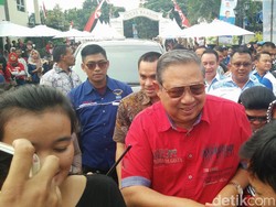 Pakai Kemeja Merah, SBY Temui Warga Cikeas dan Kader PD